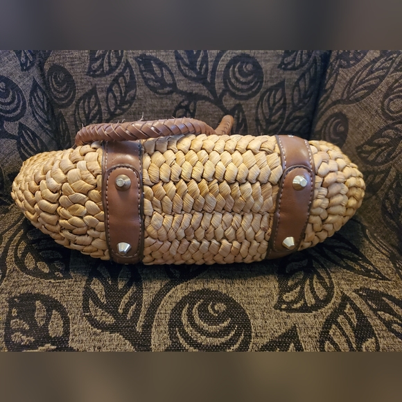 Chadwick's Straw/Wicker and Leather Tote/Purse w/gold metal clasp/inside zip poc - Picture 4 of 9